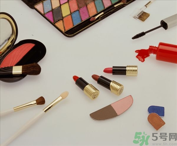 �ں��ɫ�����𣿿ں��ɫ�û��ǲ���ɫ�ã�